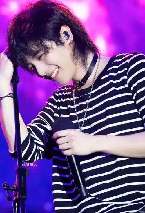 可爱的华晨宇进错拍时,   笑得极度可爱又害羞的样子.