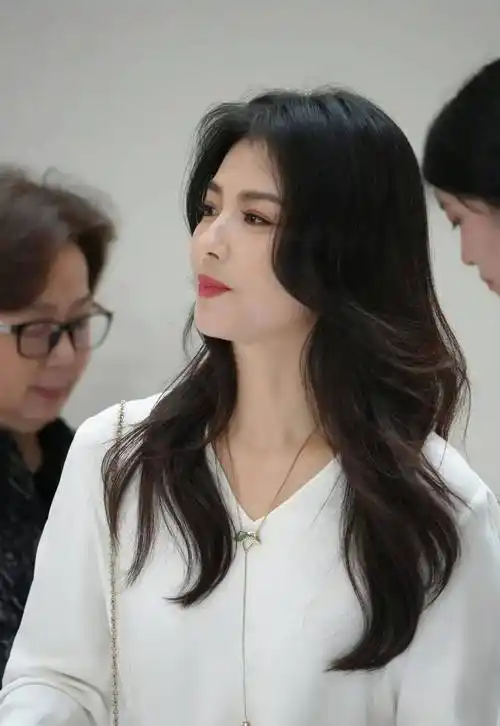 刘涛驻颜有术,中分大波浪换风格成钓系,比《欢乐颂》里年轻多了_调整