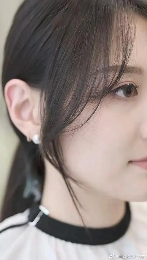 凸显气质:八字刘海不仅能够修饰脸型,还能凸显出个人的气质.