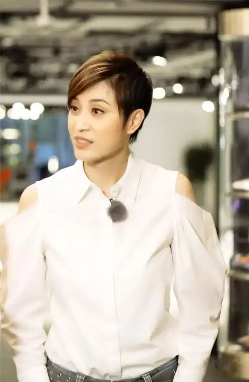 陈法蓉与蔡少芬同框穿白衬衫男友力十足酷帅造型一点不像60后