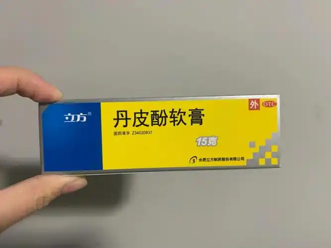 脸上脱皮发红强推可能是癣