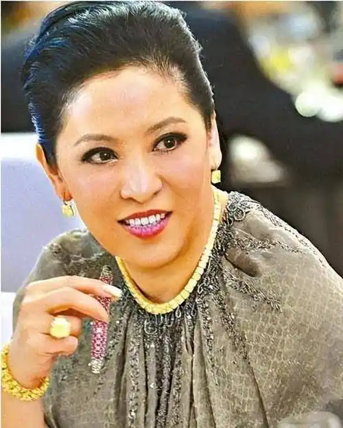 "向太"陈岚:戴75克拉巨钻,永远站c位,年轻时美貌不输关之琳_向华强