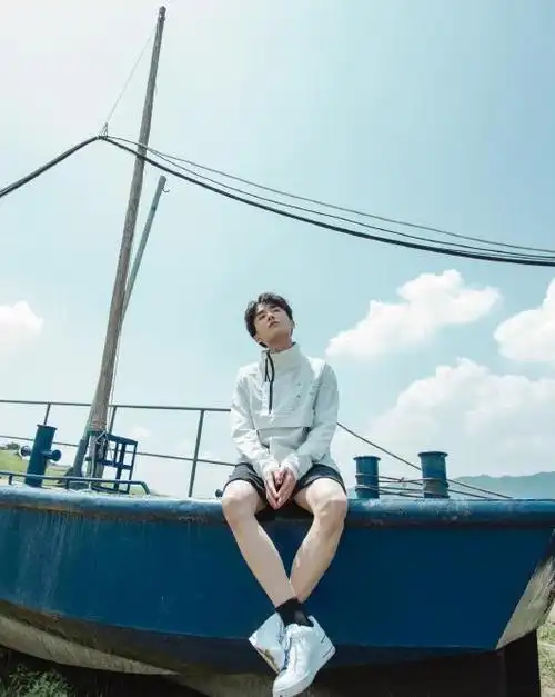 谭松韵张新成宋威龙演3兄妹集体穿校服小妹现实却已奔三