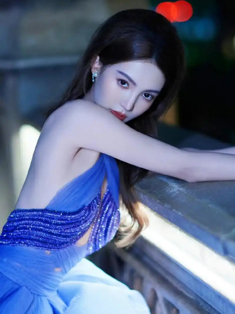 金晨晒新造型,穿蓝色吊带礼服裙显白又显气质,性感大气的穿搭,尽显