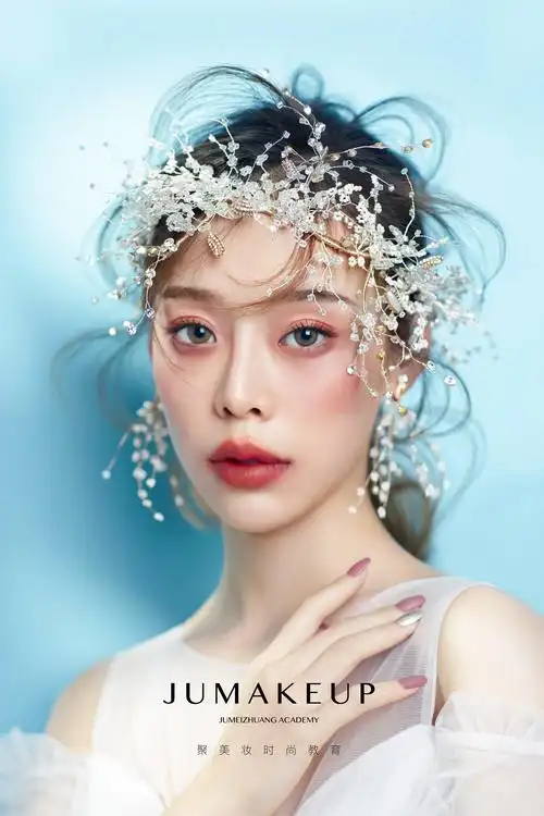 聚美妆时尚教育的化妆造型作品《飞发复古造型》