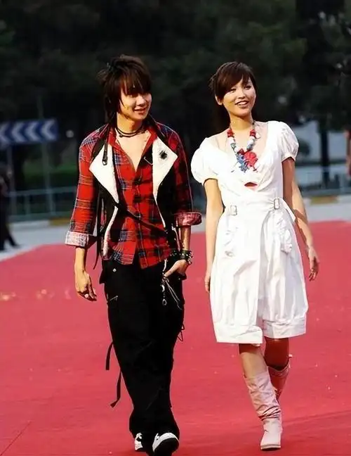 歌迷对金莎有很大意见也是有原因的,在和林俊杰炒绯闻之前,金莎已经和