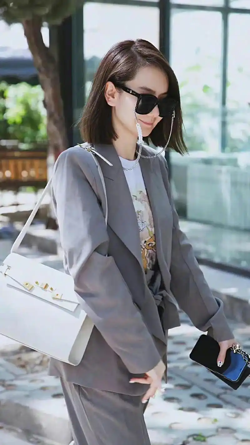 戚薇|街拍合集  灰色或是糖果色西装搭配中裤和马丁靴 风衣搭 - 抖音