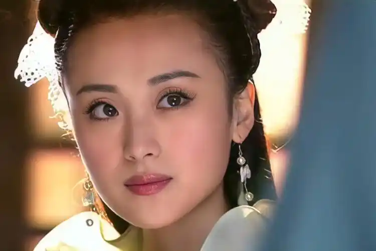 傅淼演的公孙绿萼娇嫩异常,肤色白里透红,眼神清澈,她是个美而不自知