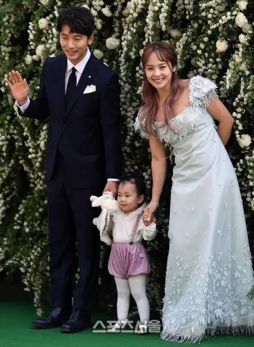 祝贺柳真和奇太映的第二胎,幸福的夫妇