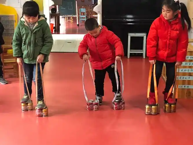 课后娱乐,怎么能少的了高跷呢,谢谢帮我们制作高跷,看我们走的是不是