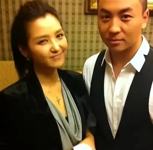 并且在结婚当天,释小龙还作为郝邵文的伴郎出席了他的婚礼,两人还像小