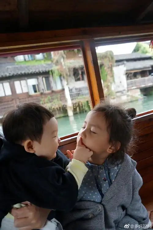 黄磊的三胎儿子终于露脸