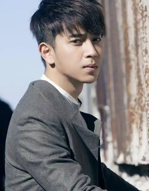 当年凭借王子变青蛙一炮走红如今年近四十略显凄凉