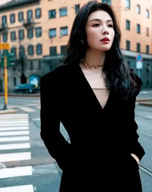 白色大衣配侧披卷发,刘涛优雅知性,再现淑女范