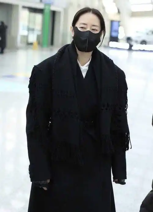 原创刘敏涛气质又开挂了穿黑色大衣配腰带走机场显高显瘦又高级