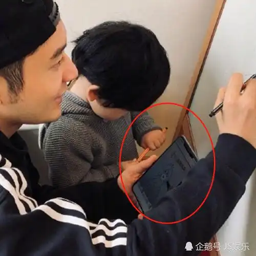 黄晓明晒与儿子合照为老婆庆生,父子俩合画"女王"当礼