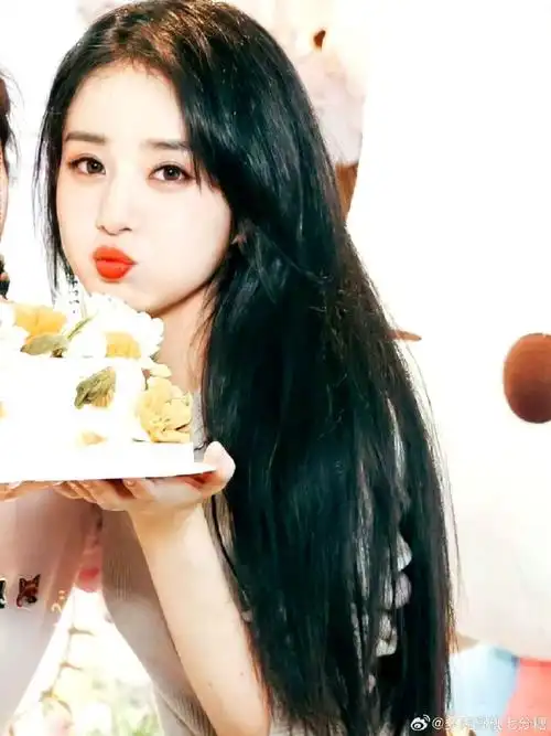 赵丽颖嘟嘴对镜拍##赵丽颖晒嘟嘴自拍