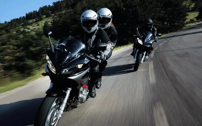 又一起骑摩托郊游发生对撞_救治