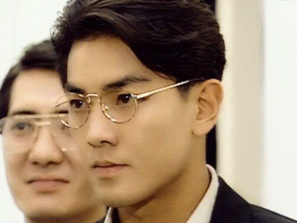 电视剧中的鲁德培《天若有情》,早期的郑伊健也扮演过五官精致的帅哥