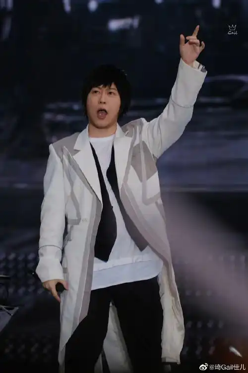 置顶阿信超话因你眼光 化成光亮#好琦摄影棚