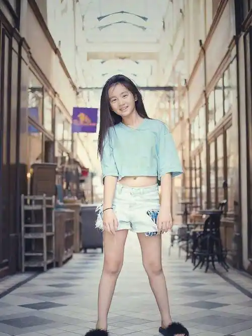 裙子 黄多多14岁生日照,身穿休闲装素颜出镜,已是亭亭玉立的少女