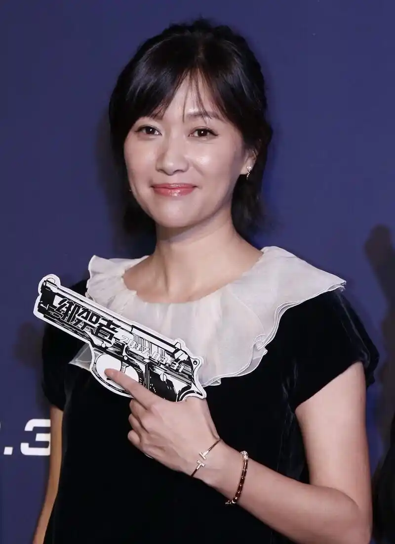 徐静蕾这种骨相美人不容易老,穿丝绒连衣裙配丝袜,气质很出众_身材