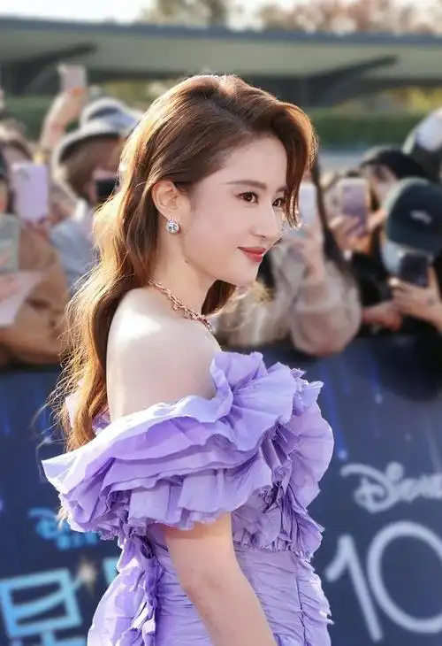 刘亦菲出席迪士尼星愿活动时的现场生图