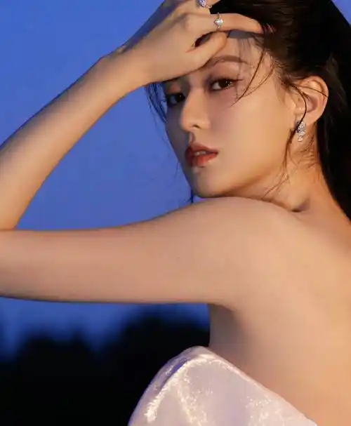 女星乔欣时尚写真:姣美玲珑,眉清目秀