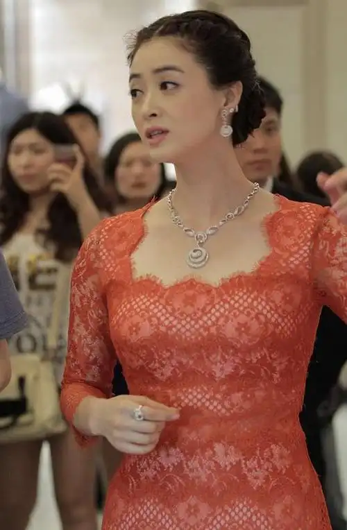 蒋欣的微胖也是一种美,一袭蕾丝裙秀丰腴身材,珠圆玉润韵味十足