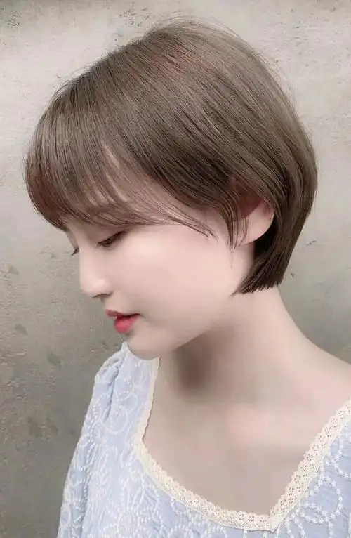 露耳短碎发
