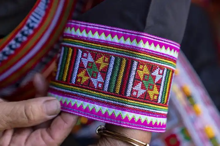 瑶绣中抽象而棱角分明的几何图案,是瑶族历史文化的灵魂所在.