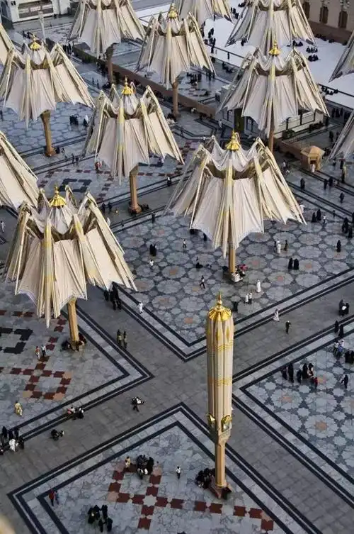 是一个高达20米的巨型雨伞