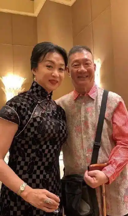 金星穿旗袍大秀s型性感曲线,与美女粉丝合影气场强大笑容妩媚_爱情