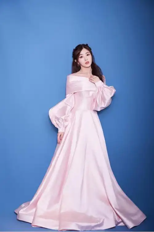 张含韵穿成童话片主角一身缎面长礼服模样年轻一点没老态