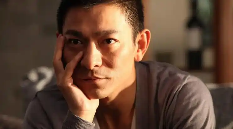 演戏还得看老戏骨,刘德华戏龄42年,敬业精神无人能敌_腾讯新闻