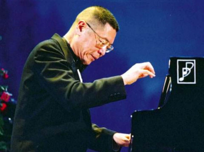 老当益壮81岁老艺术家再做爸爸44岁娇妻诞下56斤女婴