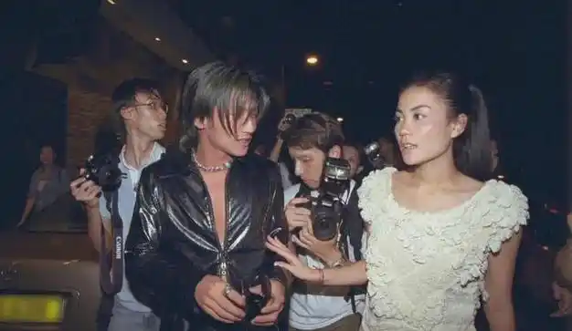 2005年王菲李亚鹏官宣结婚,次年谢霆锋张柏芝宣布结婚,同年王菲生下