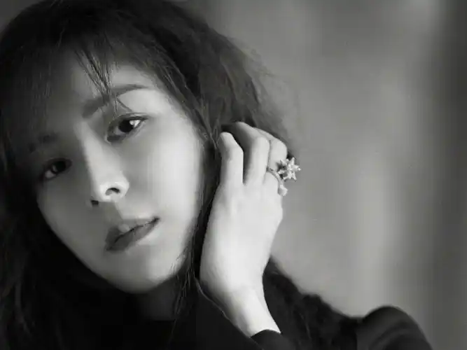 冻龄女神张静初透视薄纱长裙高清壁纸