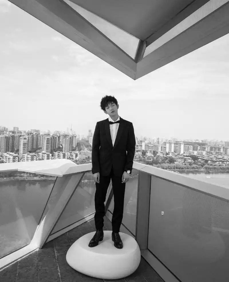 穿上西装的小源,时尚感和绅士风度并存啊|绅士|王源|公子_新浪新闻