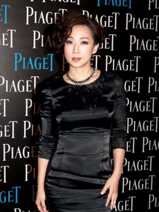 林忆莲的美让人不想忽视,穿紧致的裙子配v领,上身真饱满