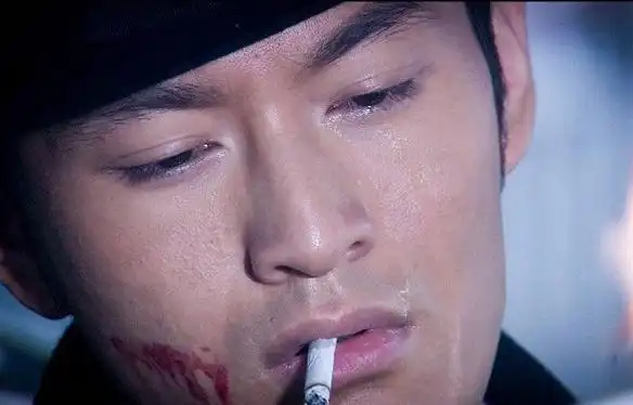 对此,黄晓明无奈表示他生活中是一个不抽烟的人,但是为了角色,"我从