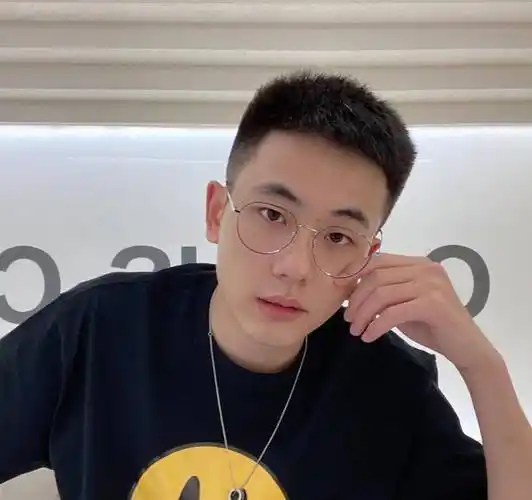 男生在夏季一定要尝试一下这3款短发,提升颜值,减龄又帅气