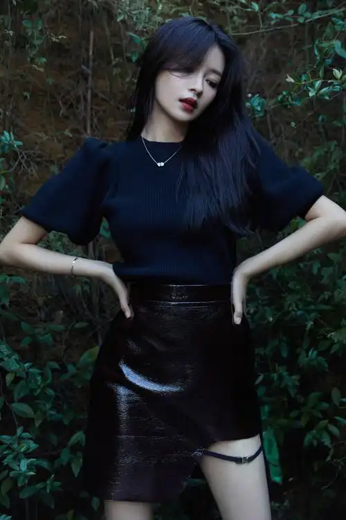 孙怡黑长直夏日光影大片释出开叉皮裙展曼妙曲线