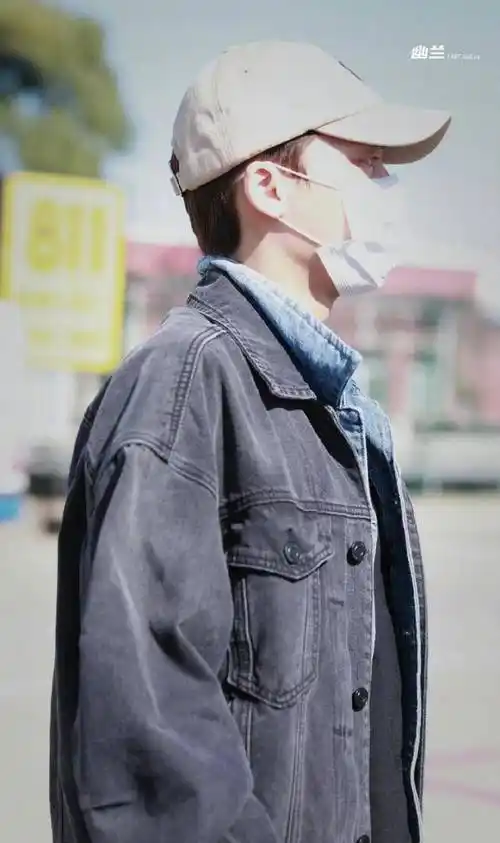 张艺兴李易峰上演无效拜拜,逗笑网友:双方粉丝相互揭短_郑重_操作