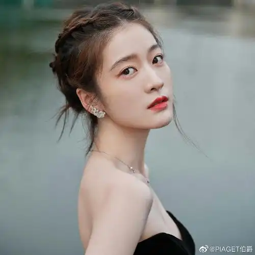 演员@张雪迎sophie佩戴#piagetrose#系列项链,耳环,戒指优雅现身.