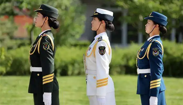 仪仗女兵穿5厘米高跟马靴 服饰"私人定制"_时尚频道_凤凰网