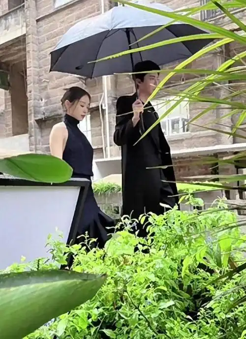 刘宇宁身穿牛仔套装叠搭白色背心,而王子文选择了白色背心搭配牛仔裤