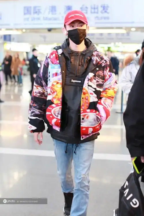 街拍小鬼王琳凯印花羽绒服supreme卫衣嘻哈潮范