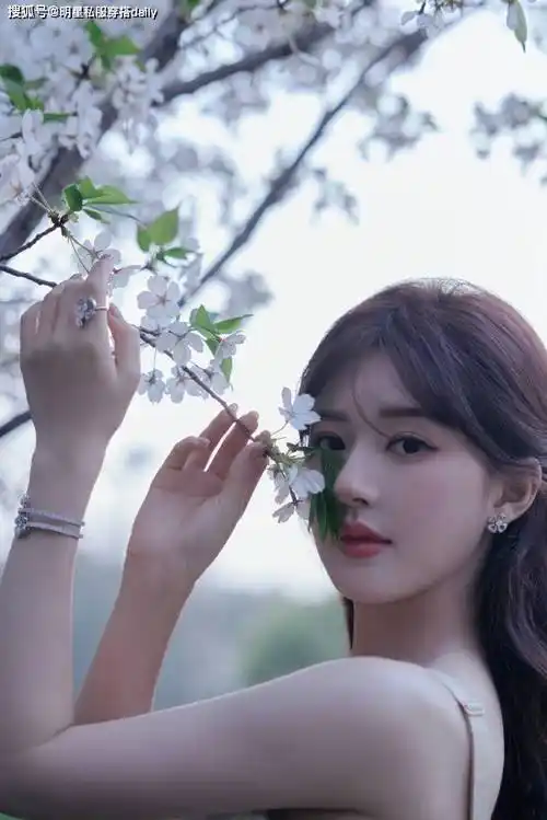 赵露思嫩黄色穿搭大爆火!3套多巴胺穿搭清新又迷人!新中式古典神秘!