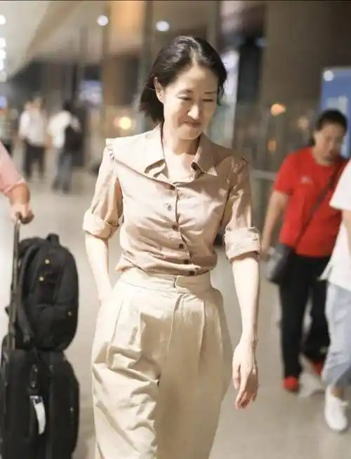 于45的年龄拥有如此纤细修长的身材,刘敏涛不愧是被称作"行走的衣架子